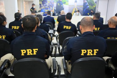 Salvador, Bahia, Brezilya - 21 Ocak 2022: Federal Otoyol Polisi ajanları, Salvador şehrinin bölgesel idaresinde düzenlenen bir konferansta.