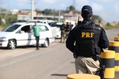 Simoes filho, bahia, brrazil - 11 Ekim 2018: Federal Otoyol Polisi - PRF - Simoes Filho kentindeki BR 324 federal otobanındaki bir sürücüyü denetliyor..