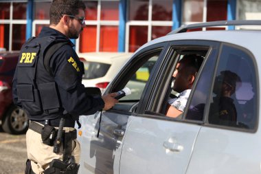 Simoes filho, bahia, brrazil - 11 Ekim 2018: Federal Otoyol Polisi - PRF - Simoes Filho kentindeki BR 324 federal otobanındaki bir sürücüyü denetliyor..