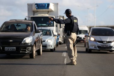 Simoes filho, bahia, brrazil - 11 Ekim 2018: Federal Otoyol Polisi - PRF - Simoes Filho kentindeki BR 324 federal otobanındaki bir sürücüyü denetliyor..
