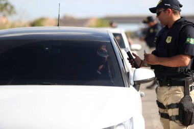 Simoes filho, bahia, brrazil - 11 Ekim 2018: Federal Otoyol Polisi - PRF - Simoes Filho kentindeki BR 324 federal otobanındaki bir sürücüyü denetliyor..
