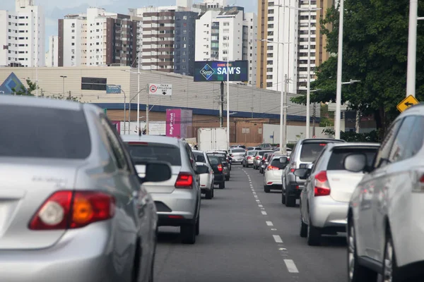 Salvador, Bahia, Brezilya - 11 Şubat 2022: Salvador 'da bir caddede trafik sıkışıklığı sırasında araçlar.