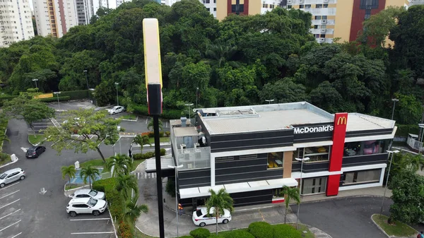 Salvador, Bahia, Brezilya - 28 Ocak 2022: Salvador şehrindeki McDonald 's restoranının havadan görünüşü.