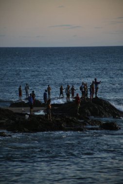 Salvador, Bahia, Brezilya - 18 Şubat 2022: balıkçılar Salvador şehrindeki bir sahilde sanatsal balıkçılık yapıyorlar..