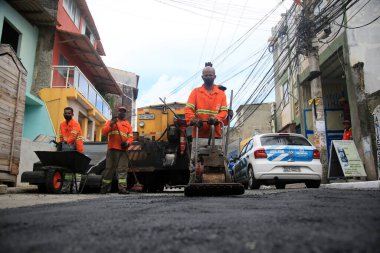 Salvador, Bahia, Brezilya - 18 Şubat 2022: İşçiler Salvador şehrindeki bir caddenin asfaltında bir deliği tamir ediyorlar.