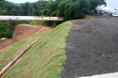 Salvador, Bahia, Brezilya - 15 Şubat 2022: Çimenlik ve Salvador 'daki Valeria Mahallesi' nde istinat duvarı.