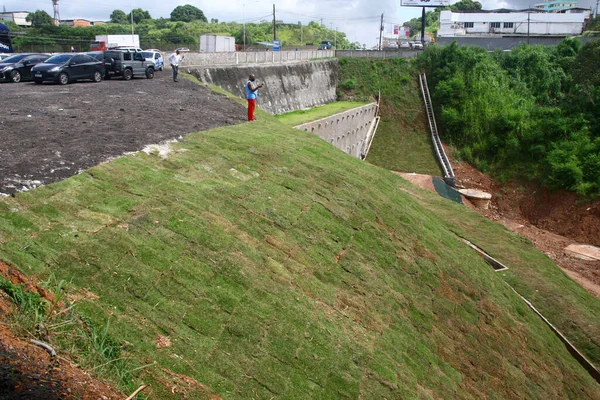 ブラジル バヒア州サラドール2022年2月15日 サルバドール市のバレリア地区の丘の中腹に芝生と擁壁 — ストック写真