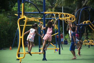 Salvador, Bahia, Brezilya - 19 Şubat 2022: Salvador 'daki Parque da Cidade' de beyaz oynayan çocuklar.