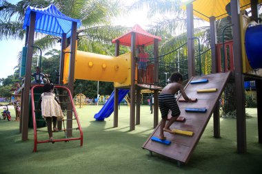 Salvador, Bahia, Brezilya - 19 Şubat 2022: Salvador 'daki Parque da Cidade' de beyaz oynayan çocuklar.