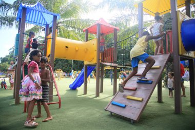 Salvador, Bahia, Brezilya - 19 Şubat 2022: Salvador 'daki Parque da Cidade' de beyaz oynayan çocuklar.