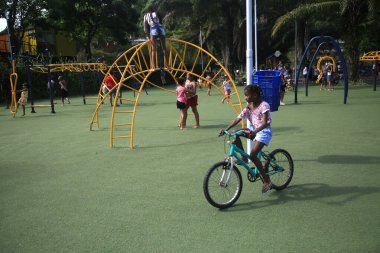 Salvador, Bahia, Brezilya - 19 Şubat 2022: Salvador 'daki Parque da Cidade' de beyaz oynayan çocuklar.