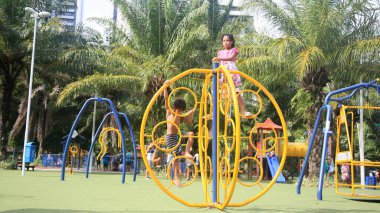 Salvador, Bahia, Brezilya - 19 Şubat 2022: Salvador 'daki Parque da Cidade' de beyaz oynayan çocuklar.