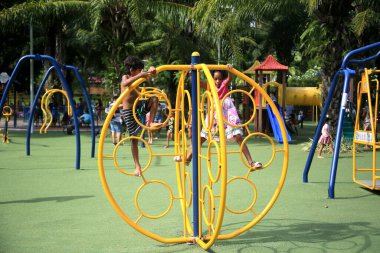 Salvador, Bahia, Brezilya - 19 Şubat 2022: Salvador 'daki Parque da Cidade' de beyaz oynayan çocuklar.