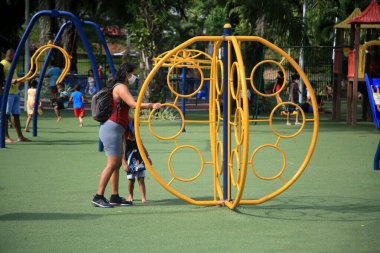 Salvador, Bahia, Brezilya - 19 Şubat 2022: Salvador 'daki Parque da Cidade' de beyaz oynayan çocuklar.