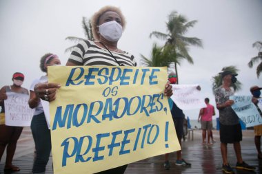 Salvador, Bahia, Brezilya - 21 Şubat 2022: İtapua sakinleri, Salvador kentinde düzenlenen bir protesto sırasında iyileştirme talebinde bulundu.