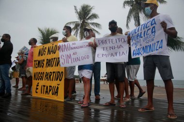 Salvador, Bahia, Brezilya - 21 Şubat 2022: İtapua sakinleri, Salvador kentinde düzenlenen bir protesto sırasında iyileştirme talebinde bulundu.