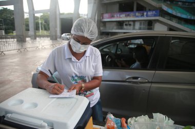 Salvador, Bahia, Brezilya - 21 Şubat 2022: Hemşirelik teknisyeni Coronavac aşısını Salvador şehrindeki hastaların uygulanması için Corona virüsüne karşı hazırladı.