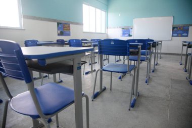 Salvador, Bahia, Brezilya - 22 Şubat 2022: Salvador şehrinde bir devlet okulu sınıfının mobilyası ve masası