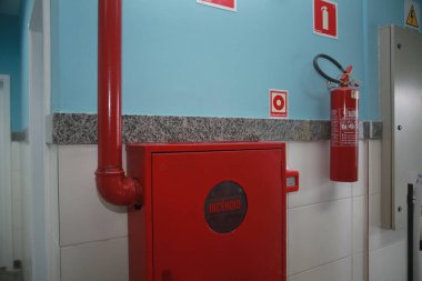 Salvador, Bahia, Brezilya - 22 Şubat 2022: Salvador 'da bir devlet okulunda yangın söndürücü
