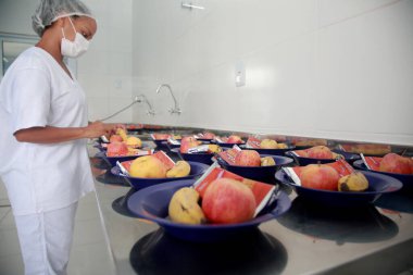 Salvador, Bahia, Brezilya - 22 Şubat 2022: Salvador 'da bir devlet okulunda öğle yemeği.