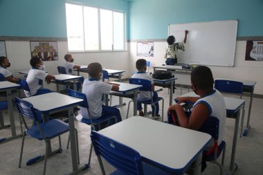 Salvador, Bahia, Brezilya - 22 Şubat 2022: Salvador şehrindeki bir devlet okulunda öğrenciler ve öğretmenler.