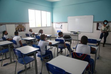 Salvador, Bahia, Brezilya - 22 Şubat 2022: Salvador şehrindeki bir devlet okulunda öğrenciler ve öğretmenler.