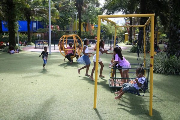 2022年2月19日 萨尔瓦多Parque Cidade的一个运动场上玩白色游戏的儿童 — 图库照片