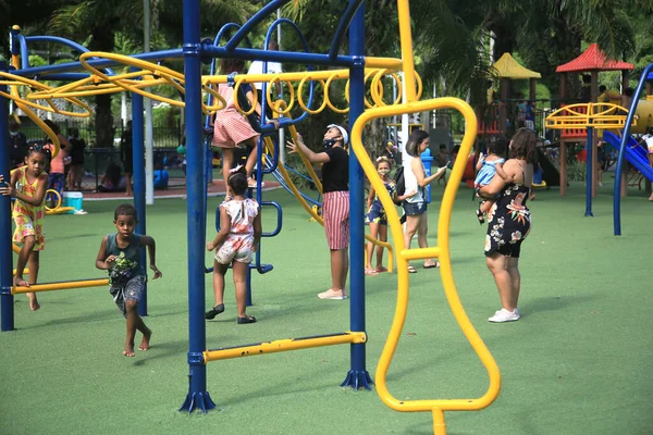Salvador, Bahia, Brezilya - 19 Şubat 2022: Salvador 'daki Parque da Cidade' de beyaz oynayan çocuklar.