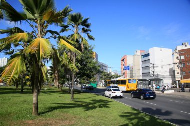 Salvador, Bahia, Brezilya - 16 Şubat 2022: Avenida ACM 'nin merkezi alanı, Lucaia bölgesinde, Salvador' da BRT taşıma sistemi için özel bir şerit inşa edilecek.