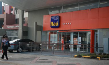 Salvador, Bahia, Brezilya - 24 Şubat 2022: Salvador şehrindeki Itau bankasının ön cephesi.