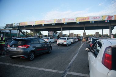 Camacari, Bahia, Brezilya - 26 Şubat 2022: Abrantes bölgesindeki BA 099 otobanında gişe..