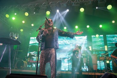 Camacari, Bahia, Brezilya - 26 Şubat 2022: Guarajuba bölgesindeki özel bir partide şarkıcı JauPeri