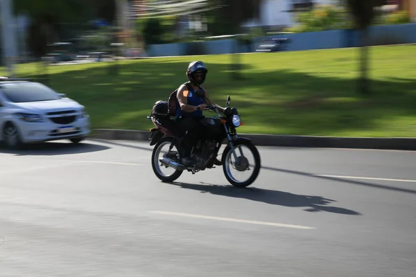 Salvador Bahia Brazil Februari 2022 Motorcyklist Transiterar Med Sin Motorcykel — Stockfoto