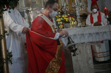 Salvador, Bahia, Brezilya - 13 Aralık 2021: Santa Luzia 'nın onuruna yapılan ayin sırasında Salvador Başpiskoposu Sergio Rocha.