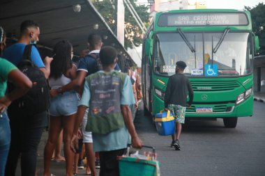 Salvador, Bahia, Brezilya - 27 Ocak 2022: Salvador 'daki Lapa istasyonunda bekleyenler