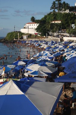 Salvador, Bahia, Brezilya - 5 Şubat 2022: Salvador 'daki Porto da Barra plajında insanlar.