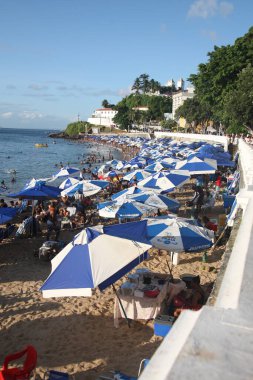 Salvador, Bahia, Brezilya - 5 Şubat 2022: Salvador 'daki Porto da Barra plajında insanlar.