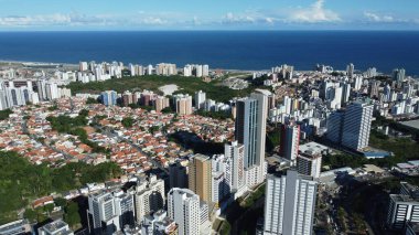 Salvador, Bahia, Brezilya - 8 Şubat 2022: Salvador 'daki Putuba mahallesindeki konut binalarının manzarası.