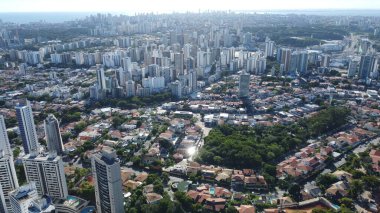 Salvador, Bahia, Brezilya - 8 Şubat 2022: Salvador 'daki Putuba mahallesindeki konut binalarının manzarası.