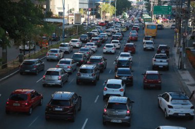 Salvador, Bahia, Brezilya - 8 Şubat 2022: Salvador 'da Avenida Tacredo Neves' de trafik sıkışıklığı.