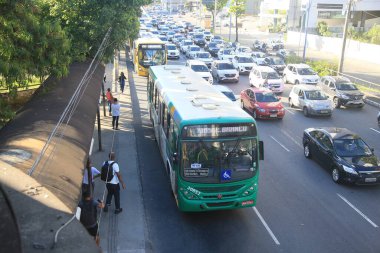 Salvador, Bahia, Brezilya - 8 Şubat 2022: Salvador 'da Avenida Tacredo Neves' de trafik sıkışıklığı.