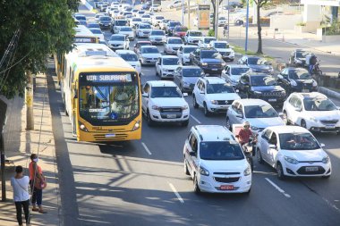 Salvador, Bahia, Brezilya - 8 Şubat 2022: Salvador 'da Avenida Tacredo Neves' de trafik sıkışıklığı.
