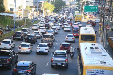 Salvador, Bahia, Brezilya - 8 Şubat 2022: Salvador 'da Avenida Tacredo Neves' de trafik sıkışıklığı.