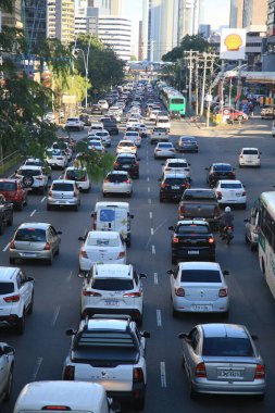 Salvador, Bahia, Brezilya - 8 Şubat 2022: Salvador 'da Avenida Tacredo Neves' de trafik sıkışıklığı.