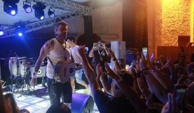 Salvador, Bahia, Brezilya - 27 Şubat 2022: Şarkıcı Tuca Fernandes Salvador 'da bir karnaval partisinde sahne aldı.