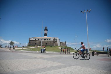 Salvador, Bahia, Brezilya - 28 Şubat 2022: Salvador 'da Farol da Barra olarak bilinen Santo Antonio Kalesi boyunca yürüyen kişi.