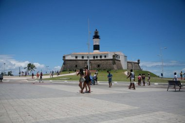 Salvador, Bahia, Brezilya - 28 Şubat 2022: Salvador 'da Farol da Barra olarak bilinen Santo Antonio Kalesi boyunca yürüyen kişi.