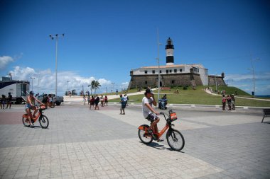 Salvador, Bahia, Brezilya - 28 Şubat 2022: Salvador 'da Farol da Barra olarak bilinen Santo Antonio Kalesi boyunca yürüyen kişi.