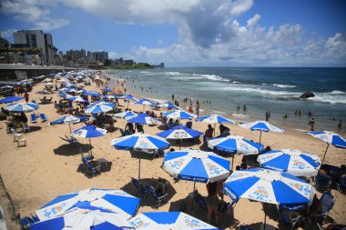 Salvador, Bahia, Brezilya - 28 Şubat 2022: Salvador 'daki Praia da Barra' daki insanlar