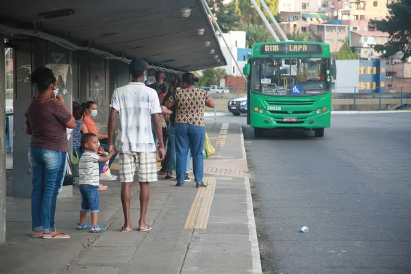 Salvador, Bahia, Brezilya - 27 Ocak 2022: Salvador 'daki Lapa istasyonunda bekleyenler